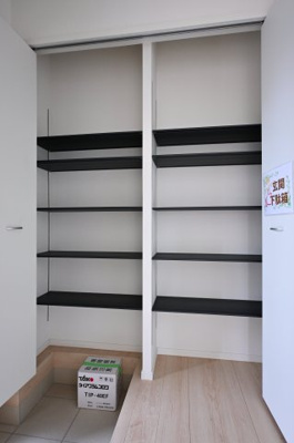 【収納】 | 大泉町寄木戸第18 アーネストワン　全５棟 | 家族みんなの靴が収納できるシューズボックス付き◎