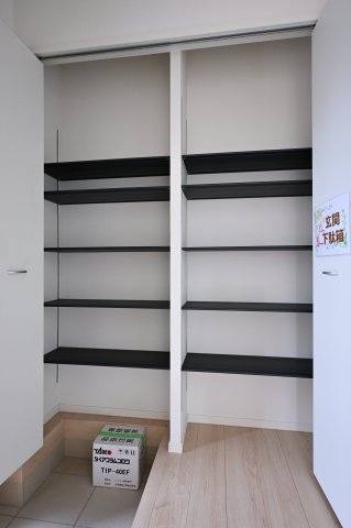【収納】 | 大泉町寄木戸第18 アーネストワン　全５棟 | 家族みんなの靴が収納できるシューズボックス付き◎