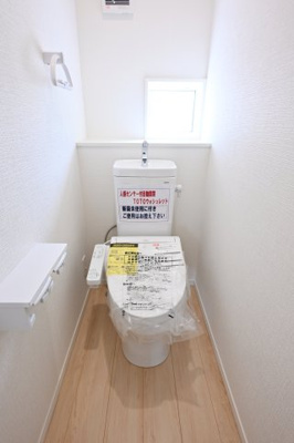 【トイレ】 | 大泉町寄木戸第18 アーネストワン　全５棟 | 清潔感のあるトイレは温水洗浄便座で使い心地も良いですね◎
