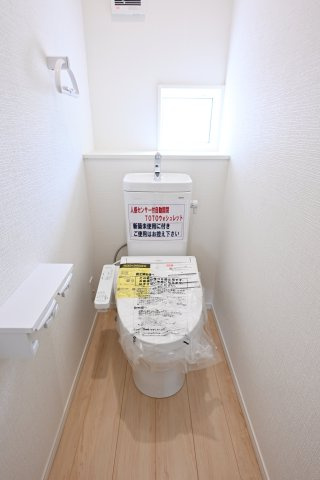 【トイレ】 | 大泉町寄木戸第18 アーネストワン　全５棟 | 清潔感のあるトイレは温水洗浄便座で使い心地も良いですね◎
