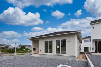【外観】 | 大泉町寄木戸第18 アーネストワン　全５棟 | 新築平屋の戸建ては青空にもスッキリ映える景観です♪