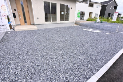 【駐車場】 | 大泉町寄木戸第18 アーネストワン　全５棟 | 並列３台駐車可能な駐車場は来客時やお子様が大きくなっても安心ですね♪