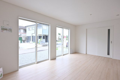 【居間・リビング】 | 大泉町寄木戸第18 アーネストワン　全５棟 | 日当たりの良い家族みんながくつろげるリビングです♪