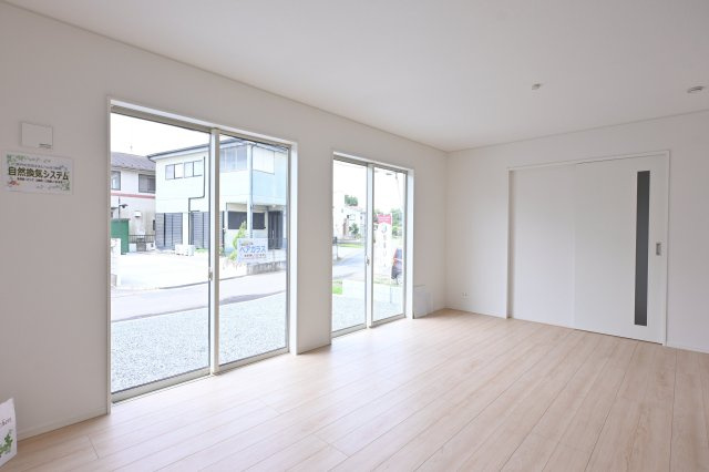 【居間・リビング】 | 大泉町寄木戸第18 アーネストワン　全５棟 | 日当たりの良い家族みんながくつろげるリビングです♪