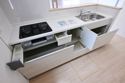 【キッチン】 | 大泉町寄木戸第18 アーネストワン　全５棟 | 大容量の収納で深いお鍋や食器もしっかり仕舞えます♪