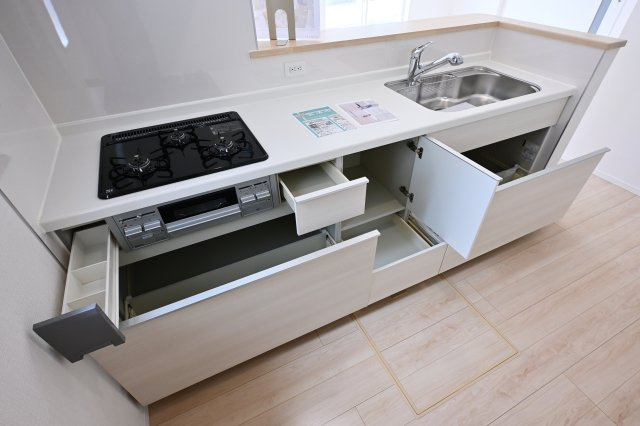 【キッチン】 | 大泉町寄木戸第18 アーネストワン　全５棟 | 大容量の収納で深いお鍋や食器もしっかり仕舞えます♪