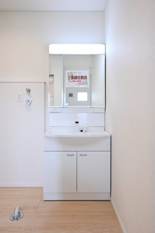 【独立洗面台】 | 大泉町寄木戸第18 アーネストワン　全５棟 | 独立洗面台は三面鏡で使いやすく収納もたっぷり♪