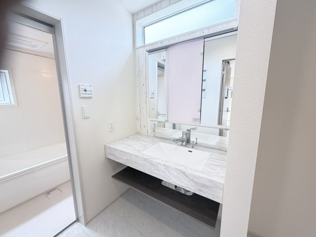 ブルーミングガーデン前橋市女屋町　２号棟（平屋）の独立洗面台|【イメージ画像】シャワー水栓付き洗面台で朝の身支度もバッチリです！
洗面台には収納スペースもあり洗面室もすっきり片付きますよ！洗面台は清潔感を保ちやすいフルフラットカウンター！