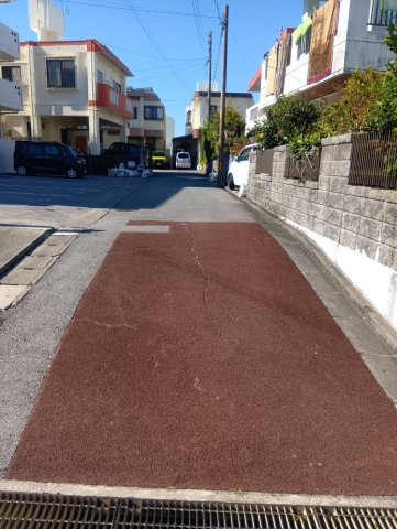 宜野湾市長田三丁目中古住宅(オーナーチェンジ)の前面道路含む現地写真