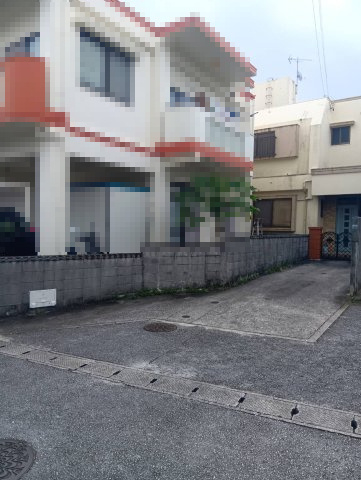 宜野湾市長田三丁目中古住宅(オーナーチェンジ)の前面道路含む現地写真