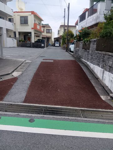 宜野湾市長田三丁目中古住宅(オーナーチェンジ)の前面道路含む現地写真