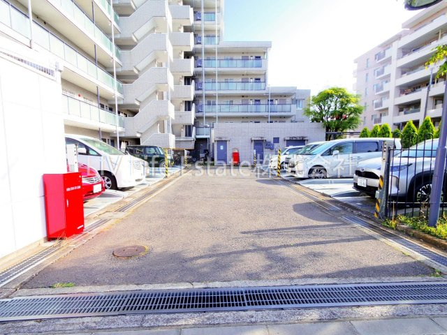 ロイヤルキャステージ恋ヶ窪の駐車場