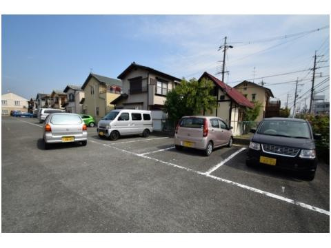 フロンティア高槻の駐車場