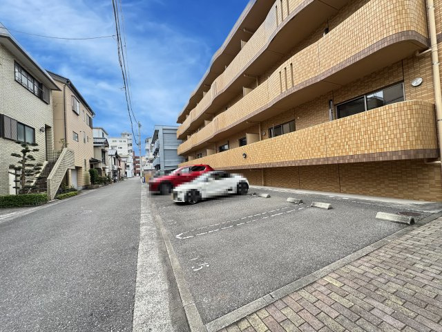 マリベールFK二葉の駐車場