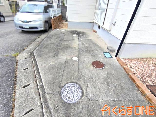 【駐車場】 | 生活便利な立地でゆとりある中古戸建／たつの市御津町苅屋