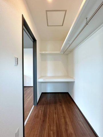 安佐南区伴東5丁目 No.2の収納|広々とした主寝室のウォークインクローゼット☆
ハンガーパイプだけでなく、中棚もつけることでより使いやすい収納スペースです♪