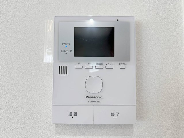 安佐南区伴東5丁目 No.2の防犯設備|ドアホン☆
来客があったとき、室内からカメラやマイクを使って相手や用件を確認できます。相手を事前に確認することができ、訪問販売対策や防犯面でも役に立つアイテムです♪