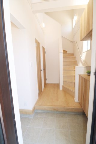 郡山市東原１丁目　　　１号棟　　　富田東小学校、富田中学区の玄関