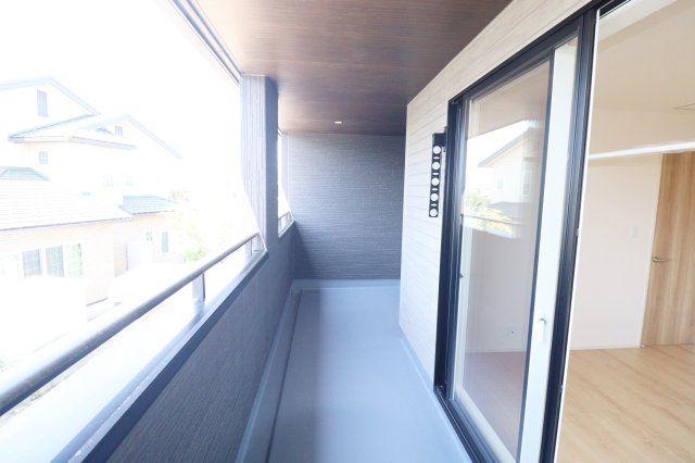 郡山市東原１丁目　　　１号棟　　　富田東小学校、富田中学区のバルコニー