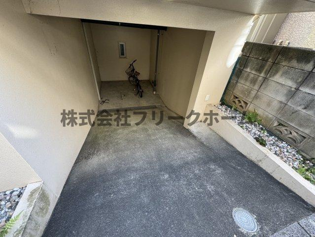 三鷹市下連雀４丁目の賃貸マンションの駐車場