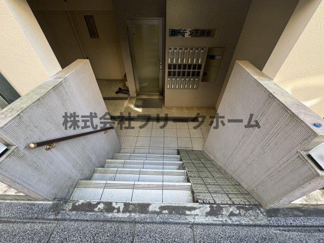 三鷹市下連雀４丁目の賃貸マンションのエントランス
