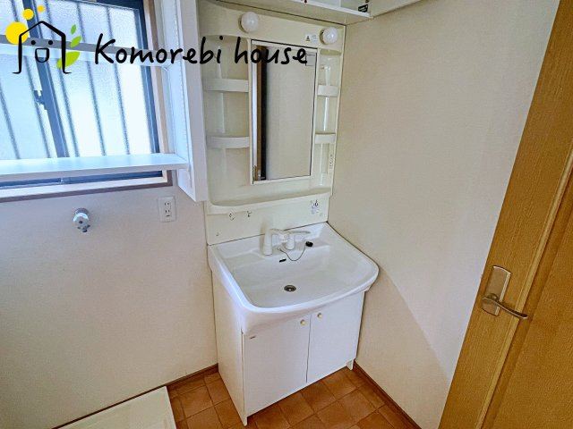 桶川市上日出谷　中古戸建の独立洗面台|独立洗面台です