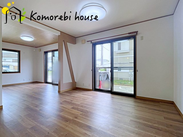 桶川市上日出谷　中古戸建の居間・リビング|使いやすいリビングです