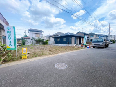 【前面道路含む現地写真】 | 【緑ヶ丘第４期　現地外観】
※令和８年８月時点