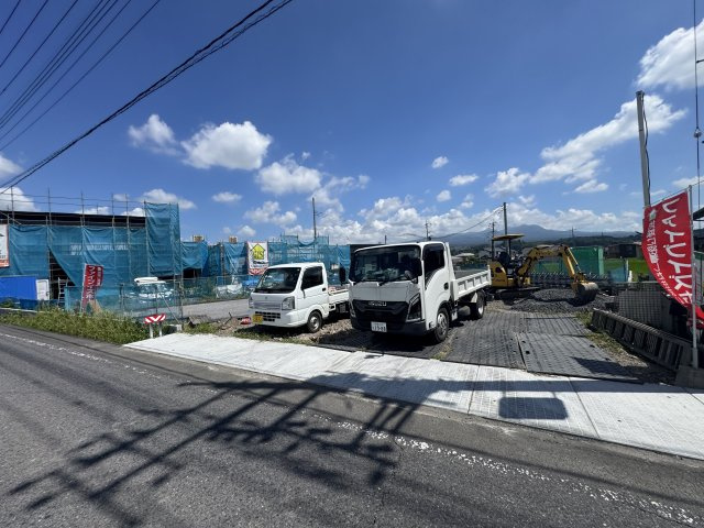 新築　渋川市半田　5号棟の駐車場|現地写真　駐車スペースは建物東側に並列2台分可能です！
