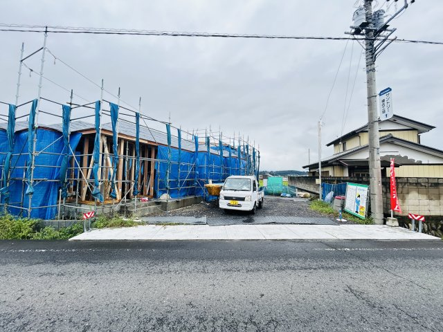 新築　渋川市半田　5号棟の駐車場|現地写真　駐車スペースは建物東側に並列2台分可能です！