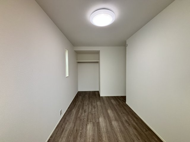 MELDIA守山区西島町015⑤｜名古屋市の戸建ならホームアップの収納|洗濯物をたたむ手間が省ける「掛ける収納」で家事時短に貢献。シワになりやすいシャツやジャケットもきれいに保管できます
