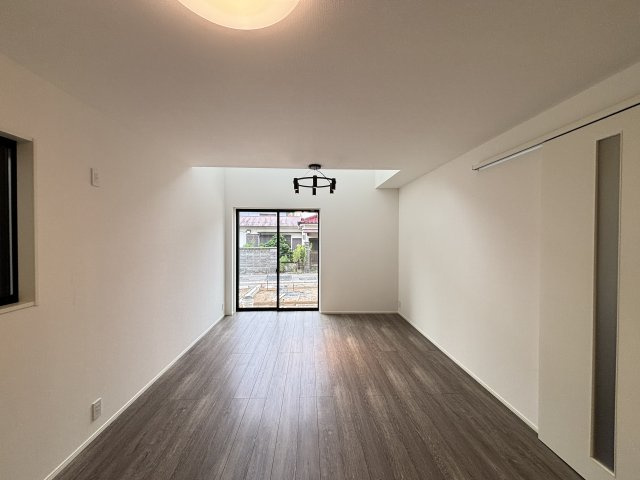 MELDIA守山区西島町015⑤｜名古屋市の戸建ならホームアップの居間・リビング|たっぷりの陽光が降り注ぎ、自然と家族が集まる明るい空間。笑顔あふれる団らんの時間がここから始まります。