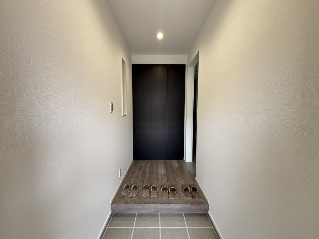 MELDIA守山区西島町015⑤｜名古屋市の戸建ならホームアップの玄関|大容量のシューズボックスで、散らかりがちな玄関もスッキリ。