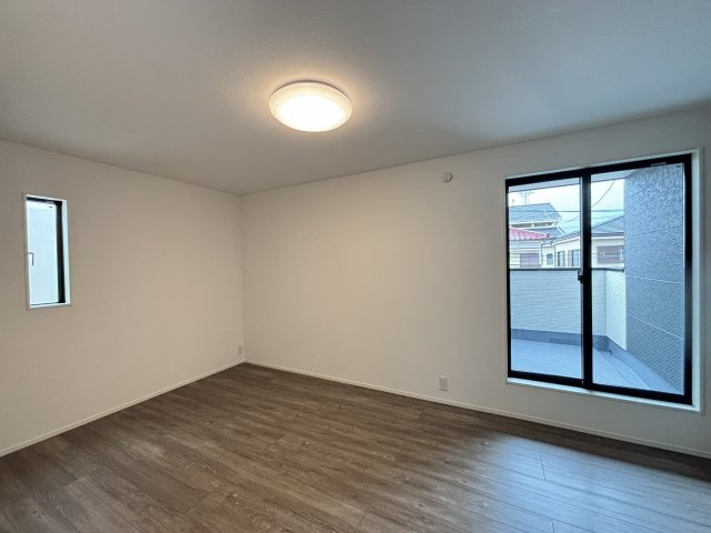 MELDIA守山区西島町015⑤｜名古屋市の戸建ならホームアップの洋室|窓から心地よい光と風を取り込む二面採光。プライベートな時間をゆったりと過ごせる、安らぎの居室空間です。