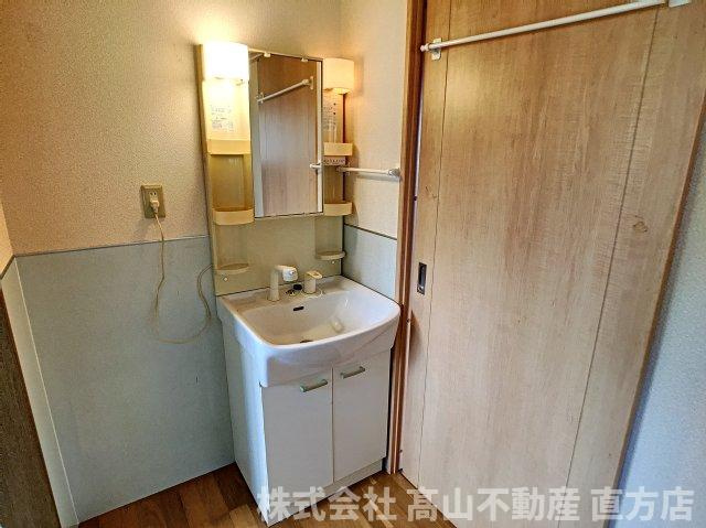 直方市大字感田のテラスの洗面所