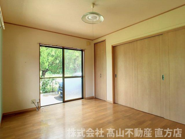 直方市大字感田のテラスの洋室