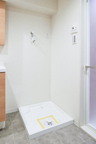 三田ナショナルコートの洗面所|三田ナショナルコート：洗面室には室内洗濯機置き場があります！