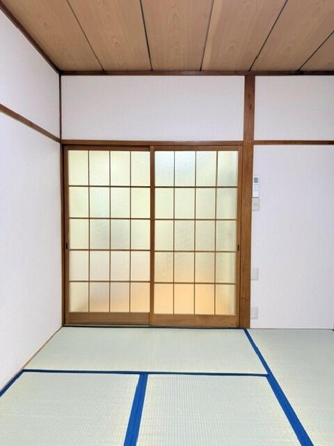 和室とキッチン間の引き戸