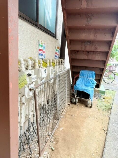 階段裏ガスメーター群
