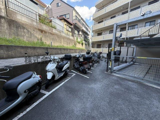 ロイヤルシャトー交野の駐車場|バイク置き場