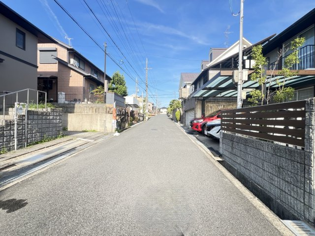香芝市西真美1丁目の前面道路含む現地写真