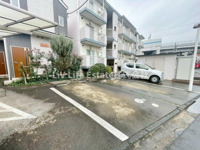 クレセリア東村山の駐車場
