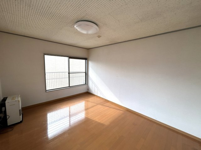 八戸市高州2丁目の洋室|2階西側約6帖洋室の写真です。