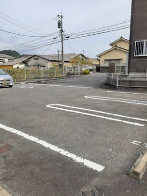 【駐車場】 | コモド若宮 | 駐車場に車を止められます