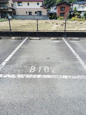 【駐車場】 | クローバーＢ | 駐車場があるので、車を買う予定の方も安心です