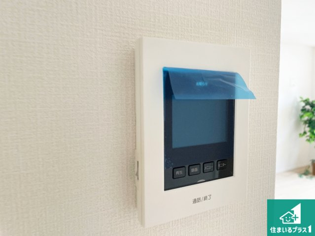 亀岡市河原町　第2期　新築一戸建ての防犯設備|カラーモニターインターホン！声だけでなく来訪者の姿や顔がモニターで確認できるので、小さなお子様がいらっしゃるご家庭でも安心できます！