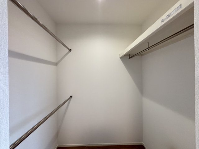 MELDIA守山区西島町015⑤｜名古屋市の戸建ならホームアップの収納|ご夫婦の衣類をまとめて収納できる頼もしい大容量WIC