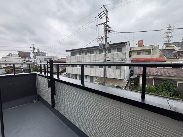 MELDIA守山区西島町015⑤｜名古屋市の戸建ならホームアップのバルコニー|南向きの広いバルコニーなら、家族みんなの洗濯物も一気に乾いて家事時短に