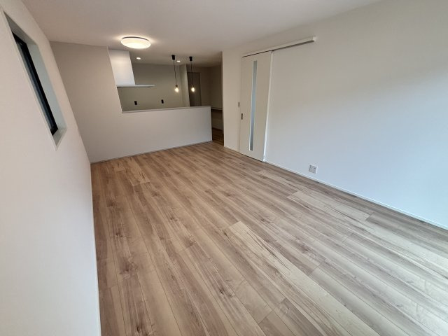 MELDIA守山区西島町015⑤｜名古屋市の戸建ならホームアップの居間・リビング|たっぷりの陽光が降り注ぎ、自然と家族が集まる明るい空間。笑顔あふれる団らんの時間がここから始まります。