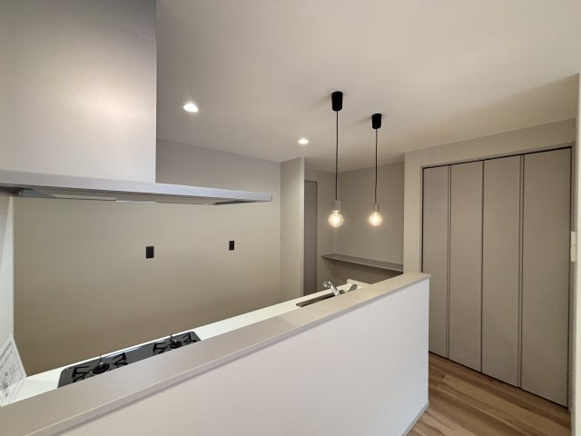 MELDIA守山区西島町015⑤｜名古屋市の戸建ならホームアップのキッチン|キッチン横には食料品のストックに便利な収納庫